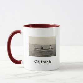 Taza de café con foto antigua de amigos navegando