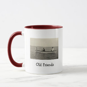Taza de café con foto antigua de amigos navegando