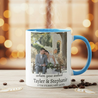 Taza de café con foto de compromiso de boda person