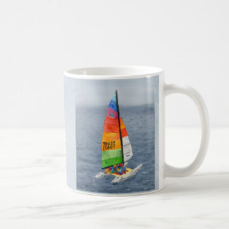Taza de café con foto de velero catamarán náutico
