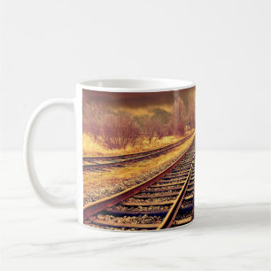 Taza de café con foto de vías de tren serenas