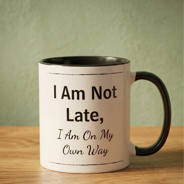 Taza de Café con Frase Motivacional (Custom text ceramic mug with black handle. The text reads "I am not late, I am on my own way")
