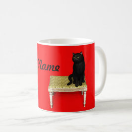 Taza de café con gato negro en el taburete