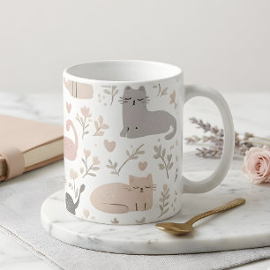 Taza de café con gato pastel y patrón floral
