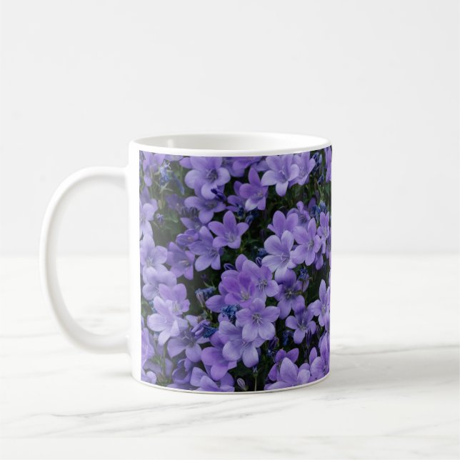 Taza de café con hermosas flores púrpuras (Izquierda)
