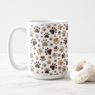 Taza de café con huella de garra embarrada