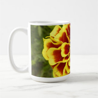 Taza de café con imagen de Marigold en ella