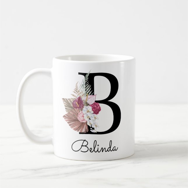 Taza de café con inicial floral boho rosa moderna  (Izquierda)