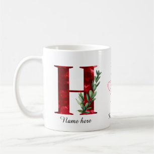 Taza de café con inicial floral de corazón rojo el