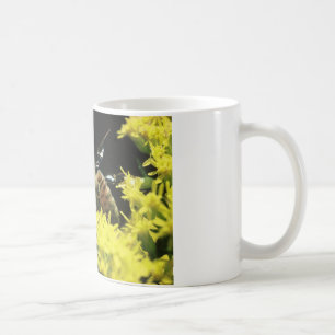 Taza de café con la abeja y el scripture. de la