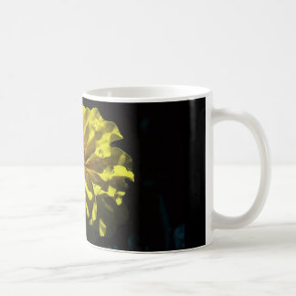 taza de café con la flor amarilla