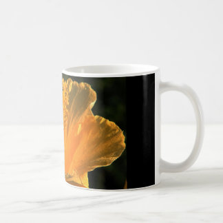 taza de café con la flor amarilla