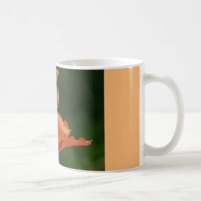 taza de café con la flor anaranjada (Derecha)