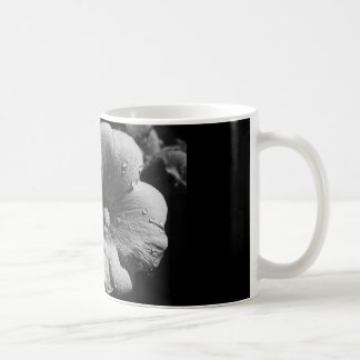 taza de café con la flor blanca