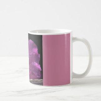 taza de café con la flor púrpura