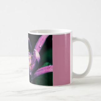 taza de café con la flor rosada