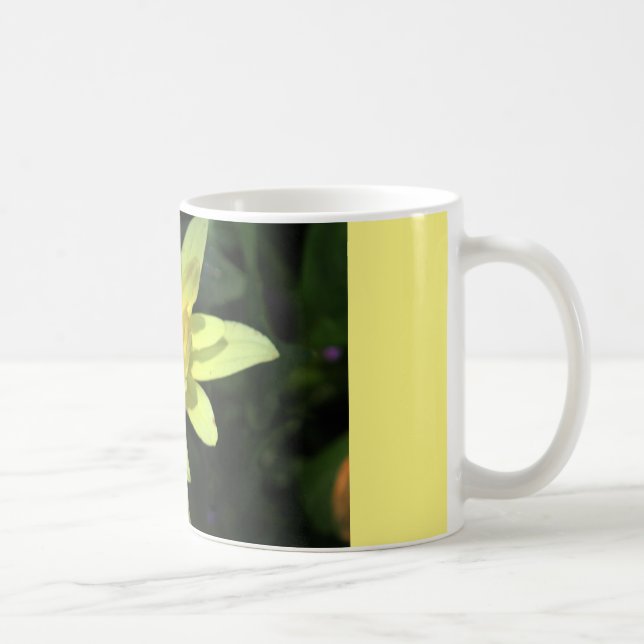 taza de café con la flor salvaje amarilla (Derecha)