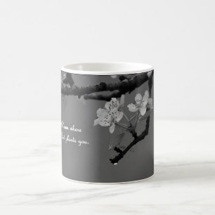 taza de café con la floración donde dios le plan