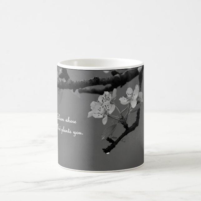 taza de café con la floración donde dios le planta (Centro)