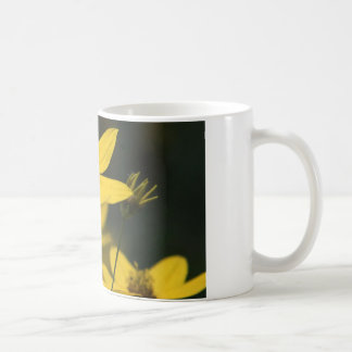 taza de café con la margarita amarilla
