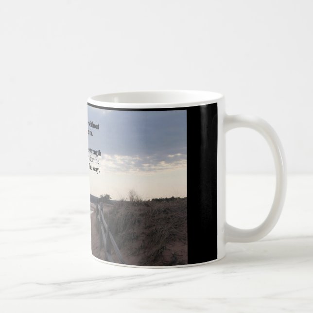 taza de café con la trayectoria a las promesas del (Derecha)