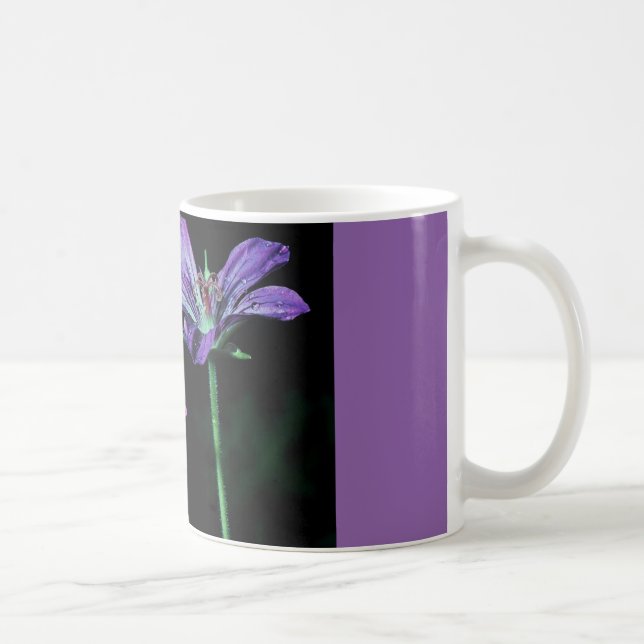 taza de café con las flores púrpuras (Derecha)