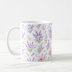 Taza de café con lavanda y flores silvestres rosad