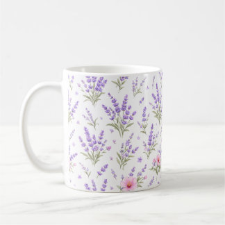 Taza de café con lavanda y flores silvestres rosad