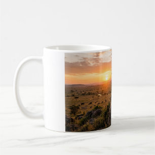 Taza de café con león macho orgulloso parado en un
