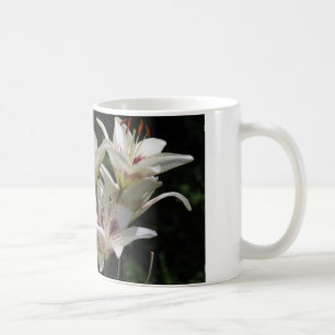 taza de café con los lirios blancos