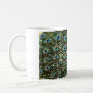 Taza de café con majestuosas plumas de cola de pav