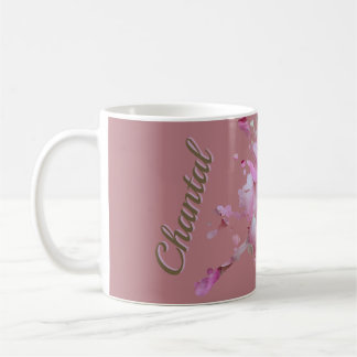 Taza de café con manchas de pétalos de rosa polvor