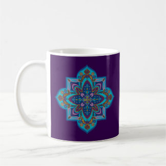 Taza de café con mandala azul, fondo púrpura