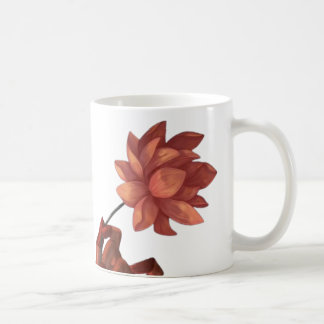 Taza de café con mano artística sosteniendo una fl