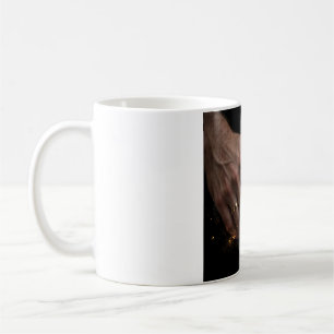 Taza de café con manos con anillos de boda