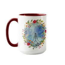 Taza de café con manos de mujer orando