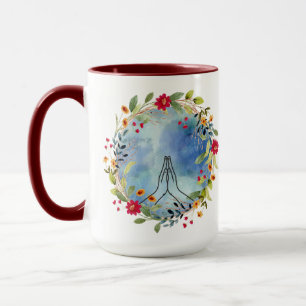 Taza de café con manos de mujer orando