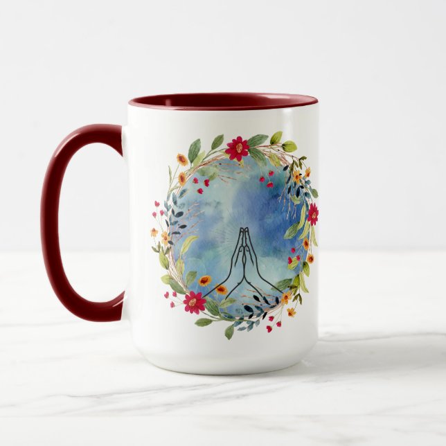 Taza de café con manos de mujer orando (Izquierda)