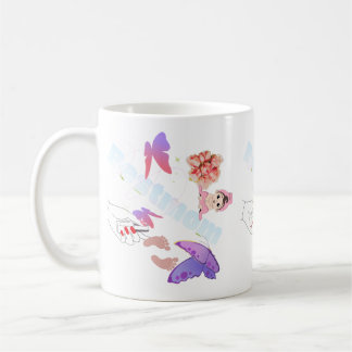 Taza de café con mariposa y flores pastel capricho