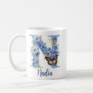 Taza de café con monograma azul floral de 11 oz