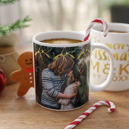 Taza de café con monograma de foto de pareja bajo 