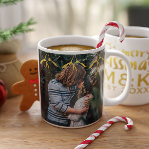 Taza de café con monograma de foto de pareja bajo 