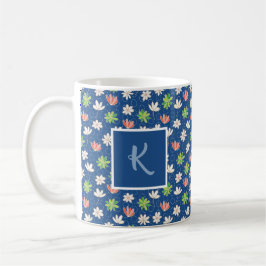 Taza de café con monograma floral de lunares azule