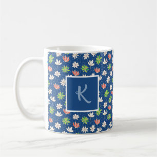 Taza de café con monograma floral de lunares azule