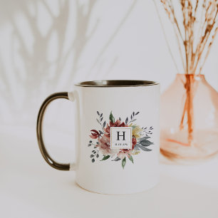 Taza de café con monograma floral de otoño con acu