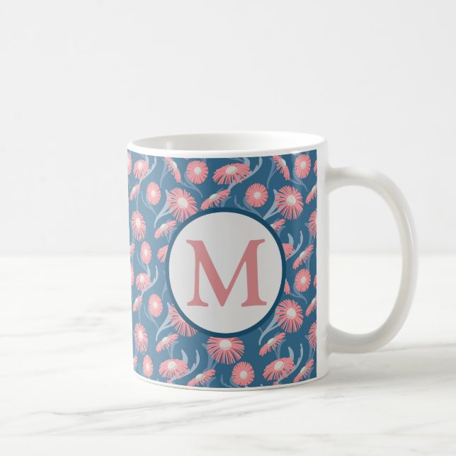 Taza de café con monograma flores rosadas azules p (Derecha)