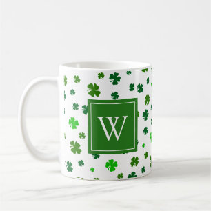 Taza de café con monograma inicial de trébol irlan