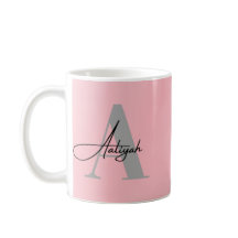 Taza de café con monograma rosa elegante y nombre 