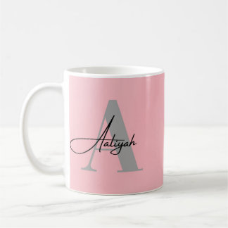 Taza de café con monograma rosa elegante y nombre 