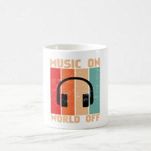 Taza de café con música encendida y mundo apagado